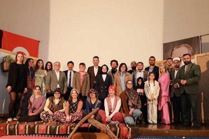 Akseki MYO Öğrencilerinin Oynadığı "Deli Aranıyor" Adlı Tiyatro Oyunu Büyük İlgi Gördü