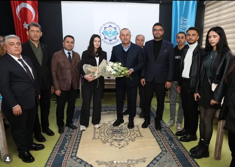 Bakan Çavuşoğlu Öğrencilerle Bir Araya Geldi