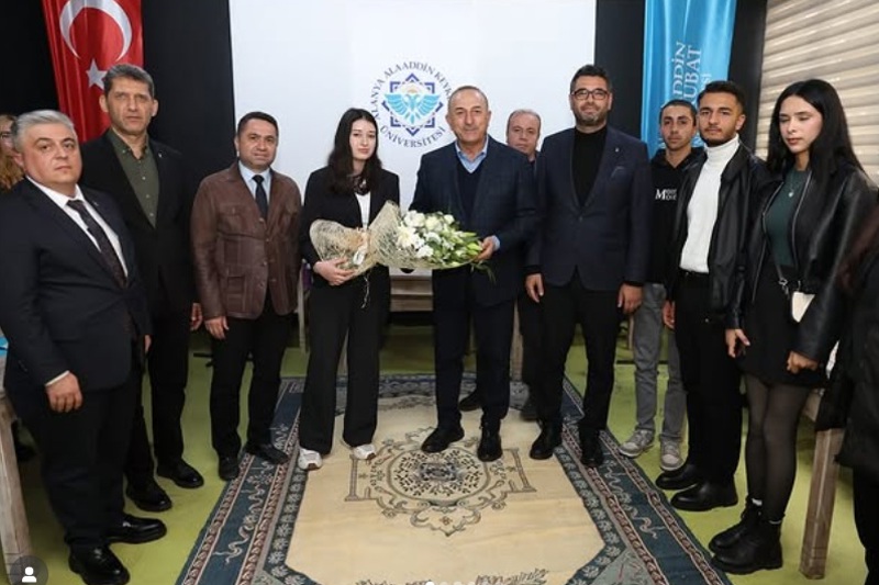 Bakan Çavuşoğlu Öğrencilerle Bir Araya Geldi